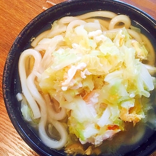 キャベツと卵入りのうどん